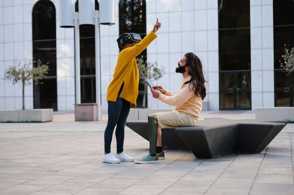 Quels sont les avantages de l'utilisation de la réalité augmentée pour créer des jeux de chasse au trésor en extérieur?